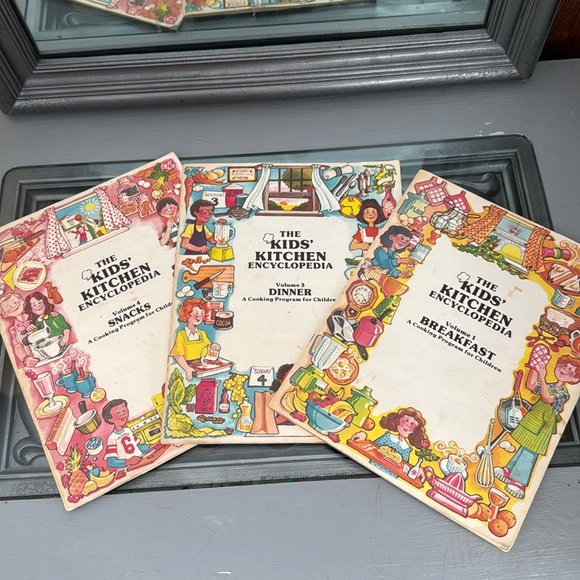 Vintage 1978 KIDS KITCHEN ENCYCLOPEDIA VOLUME 1, 3 and 4 BREAKFAST DINNER SNACKS - Picture 1 of 11
